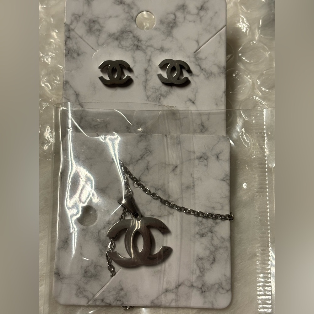Women’s jewelry set, necklace and earrings, BNWT